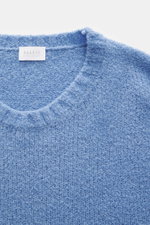 04651/ A trip in a bag Rundhalspullover 'Molly Crew' rauchblau in Nahaufnahme von oben, weiche Bouclé-Struktur, Merinowolle, Slim Fit, Rundhalsausschnitt.