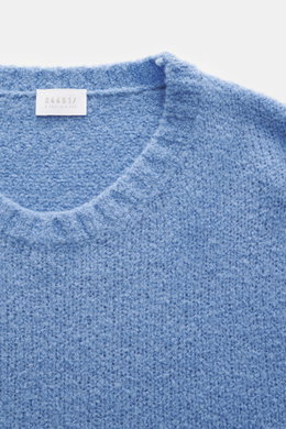 04651/ A trip in a bag Rundhalspullover 'Molly Crew' rauchblau in Nahaufnahme von oben, weiche Bouclé-Struktur, Merinowolle, Slim Fit, Rundhalsausschnitt.