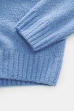 04651/ A trip in a bag Rundhalspullover 'Molly Crew' rauchblau in Nahaufnahme von oben, weiche Bouclé-Struktur, Slim Fit, Rippbündchen
