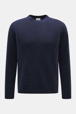 04651/ A trip in a bag Rundhalspullover navy, frontal fotografiert, Merinowolle-Cashmere-Mix, Slim Fit, Rundhalsausschnitt, kleine Tasche, Rippbündchen.