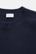 04651/ A trip in a bag Rundhalspullover navy aus Merinowolle und Cashmere, grob gestrickt, Detailaufnahme von oben, weicher Griff, Slim Fit, Rundhalsausschnitt.