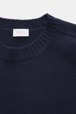 04651/ A trip in a bag Rundhalspullover navy aus Merinowolle und Cashmere, grob gestrickt, Detailaufnahme von oben, weicher Griff, Slim Fit, Rundhalsausschnitt.