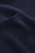 Nahaufnahme des weichen Materials des 04651/ A trip in a bag Rundhalspullover navy aus Merinowolle und Cashmere, feines Strickbild, Rippdetails und kleine Tasche sichtbar.