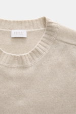 Nahaufnahme des 04651/ A trip in a bag Rundhalspullovers sand, frontal fotografiert, mit feinem Strickbild, Rundhalsausschnitt und weichem Merino-Cashmere-Material.