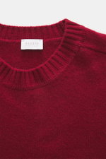 Nahaufnahme des 04651/ A trip in a bag Rundhalspullover bordeaux, Slim Fit mit Rundhalsausschnitt, Rippbündchen und feinem Strickbild.