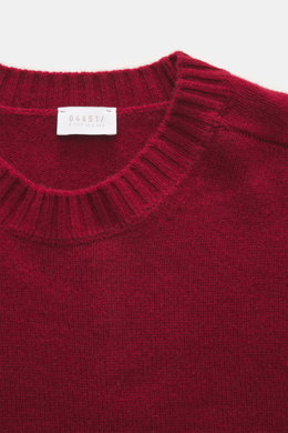 Nahaufnahme des 04651/ A trip in a bag Rundhalspullover bordeaux, Slim Fit mit Rundhalsausschnitt, Rippbündchen und feinem Strickbild.