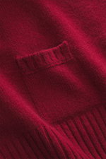 Nahaufnahme des 04651/ A trip in a bag Rundhalspullover bordeaux, Detail der kleinen Tasche und feinem Strick in Merino- und Cashmere-Mix.