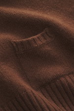 Braunes Detailfoto aus Nahaufnahme des 04651/ A trip in a bag Rundhalspullover braun mit feinem Strickbild, kleiner Tasche und weichem Material.