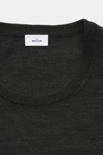 Nahaufnahme des von Braun Merino Feinstrick-Rundhalspullover anthrazit mit Rundhalsausschnitt, Slim Fit und elastischen Rippbündchen.