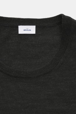 Nahaufnahme des von Braun Merino Feinstrick-Rundhalspullover anthrazit mit Rundhalsausschnitt, Slim Fit und elastischen Rippbündchen.