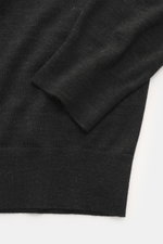 von Braun Merino Feinstrick-Rundhalspullover anthrazit, Detailaufnahme von oben, weiches Merinowollstrickbild, Rundhalsausschnitt, Slim Fit, elastische Rippbündchen