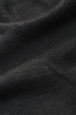 Nahaufnahme aus seitlicher Perspektive des von Braun Merino Feinstrick-Rundhalspullover anthrazit mit feinem Strickbild, weichem Griff und elastischen Rippbündchen.