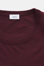 von Braun Merino Feinstrick-Rundhalspullover bordeaux, Nahaufnahme von oben, Slim Fit, Rundhalsausschnitt, feines Strickbild, elastische Rippbündchen, reine Merinowolle