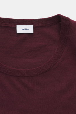 von Braun Merino Feinstrick-Rundhalspullover bordeaux, Nahaufnahme von oben, Slim Fit, Rundhalsausschnitt, feines Strickbild, elastische Rippbündchen, reine Merinowolle