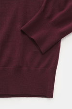 von Braun Merino Feinstrick-Rundhalspullover bordeaux, Nahaufnahme von Ärmel und Bund, reine Merinowolle, Slim Fit, feines Strickbild, Rippbündchen