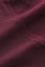 Nahaufnahme des von Braun Merino Feinstrick-Rundhalspullover bordeaux, fotografiert aus schräger Perspektive, zeigt feines Merinowoll-Strickbild.