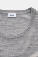 Nahaufnahme des Rundhalsausschnitts vom von Braun Merino Feinstrick-Rundhalspullover hellgrau, aus reiner Merinowolle mit feinem Strickbild und elastischen Rippbündchen.