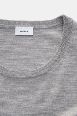Nahaufnahme des Rundhalsausschnitts vom von Braun Merino Feinstrick-Rundhalspullover hellgrau, aus reiner Merinowolle mit feinem Strickbild und elastischen Rippbündchen.