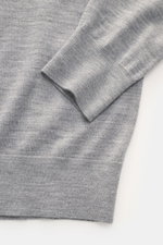von Braun Merino Feinstrick-Rundhalspullover hellgrau, Nahaufnahme von Arm und Bund, reine Merinowolle, Slim Fit, fein gestrickt, weicher Griff, elastische Rippbündchen