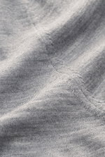 von Braun Merino Feinstrick-Rundhalspullover hellgrau, Nahaufnahme des feinen Strickbilds, weiche Merinowolle, elastische Rippbündchen sichtbar, Detail aus schräger Perspektive