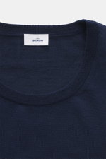 von Braun Merino Feinstrick-Rundhalspullover navy, Nahaufnahme von oben auf Rundhalsausschnitt, feines Strickbild, elastische Rippbündchen