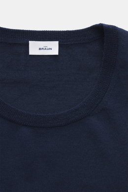 von Braun Merino Feinstrick-Rundhalspullover navy, Nahaufnahme von oben auf Rundhalsausschnitt, feines Strickbild, elastische Rippbündchen