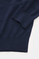 von Braun Merino Feinstrick-Rundhalspullover navy in Slim Fit, Detailaufnahme von Arm und Bund, reine Merinowolle, weicher Griff, elastische Rippbündchen.