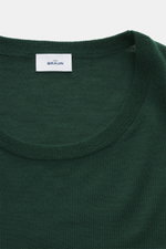 Nahaufnahme des dunkelgrünen von Braun Merino Feinstrick-Rundhalspullover Slim Fit mit Rundhalsausschnitt und elastischen Rippbündchen aus reiner Merinowolle.