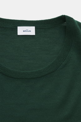 Nahaufnahme des dunkelgrünen von Braun Merino Feinstrick-Rundhalspullover Slim Fit mit Rundhalsausschnitt und elastischen Rippbündchen aus reiner Merinowolle.