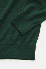 von Braun Merino Feinstrick-Rundhalspullover dunkelgrün aus reiner Merinowolle, Slim Fit, mit Rundhalsausschnitt, elastischen Rippbündchen, Detailansicht des Ärmels und Saums in Nahaufnahme