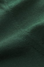 Nahaufnahme des dunkelgrünen von Braun Merino Feinstrick-Rundhalspullover Slim Fit mit feinem Strickbild und elastischen Rippbündchen.