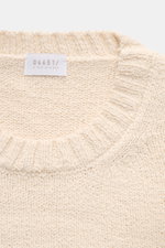 04651/ A trip in a bag Rundhalspullover 'Boucle Crew' beige, Nahaufnahme von innen am Rundhalsausschnitt mit weicher Bouclé-Baumwollstruktur.