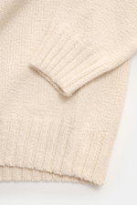 Beige 04651/ A trip in a bag Rundhalspullover 'Boucle Crew' in Nahaufnahme von Ärmel und Bund, reine Baumwolle, weiche Bouclé-Struktur.