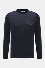 Brustansicht des Brunello Cucinelli Cashmere-Seide Rundhalspullover navy mit Slim Fit, Rippstrick-Design, Brusttasche, weichem Griff und Rundhalsausschnitt.