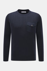 Brustansicht des Brunello Cucinelli Cashmere-Seide Rundhalspullover navy mit Slim Fit, Rippstrick-Design, Brusttasche, weichem Griff und Rundhalsausschnitt.