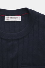 Nahaufnahme des Brunello Cucinelli Cashmere-Seide Rundhalspullover navy, von oben fotografiert, mit Rippstrick-Design, sehr feinem Strickbild, Rundhalsausschnitt, aufgesetzter Brusttasche aus Twill, flexible Rippbündchen, Slim Fit und sehr weichem Griff a