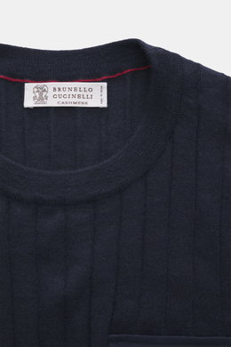 Nahaufnahme des Brunello Cucinelli Cashmere-Seide Rundhalspullover navy, von oben fotografiert, mit Rippstrick-Design, sehr feinem Strickbild, Rundhalsausschnitt, aufgesetzter Brusttasche aus Twill, flexible Rippbündchen, Slim Fit und sehr weichem Griff a