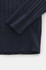 Nahaufnahme des Brunello Cucinelli Cashmere-Seide Rundhalspullovers navy, seitlich fotografiert, mit Rippstrick-Design, Brusttasche aus Twill, Slim Fit, Rundhalsausschnitt, weichem Griff und flexiblen Rippbündchen.
