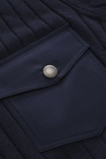 Nahaufnahme des Brunello Cucinelli Cashmere-Seide Rundhalspullover navy aus schräger Perspektive mit Rippstrick-Design, Brusttasche aus Twill, Slim Fit, sehr weichem Griff und flexiblen Rippbündchen.