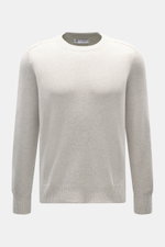Brunello Cucinelli Cashmere Rundhalspullover hellgrau/sand meliert, Frontansicht, reiner Cashmere, weicher Griff, feines Strickbild, Regular Fit, Rundhalsausschnitt, flexible Rippbündchen, Ellenbogen-Patches aus Veloursleder.