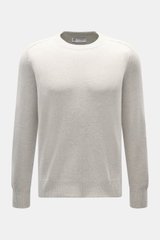 Brunello Cucinelli Cashmere Rundhalspullover hellgrau/sand meliert, Frontansicht, reiner Cashmere, weicher Griff, feines Strickbild, Regular Fit, Rundhalsausschnitt, flexible Rippbündchen, Ellenbogen-Patches aus Veloursleder.