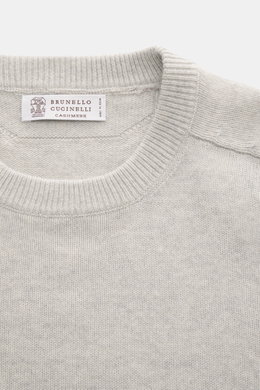Brunello Cucinelli Cashmere Rundhalspullover hellgrau/sand meliert, Detailaufnahme von oben, reiner Cashmere, weicher Griff, feines Strickbild, Regular Fit.