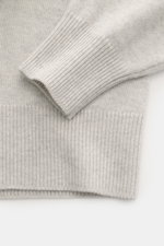 Brunello Cucinelli Cashmere Rundhalspullover hellgrau/sand meliert, Nahaufnahme von Ärmelsaum und Bund, weicher Griff, feines Strickbild, Rippbündchen.