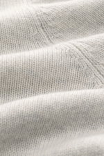 Nahaufnahme des feinen Strickbilds eines hellgrau/sand melierten Brunello Cucinelli Cashmere Rundhalspullover aus reiner, sehr weicher Wolle.
