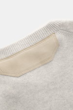 Brunello Cucinelli Cashmere Rundhalspullover hellgrau/sand meliert, Detailfoto von oben, weicher Griff, feines Strickbild, Veloursleder-Patch, Rundhals, Regular Fit.