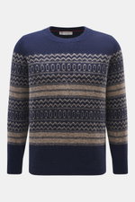 Brustnah fotografierter Brunello Cucinelli Rundhalspullover dunkelblau/taupe gemustert mit Norweger-Strickmuster, weich, Regular Fit, Rundhalsausschnitt.