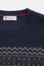 Brunello Cucinelli Rundhalspullover dunkelblau/taupe gemustert, Nahaufnahme von oben, weicher Alpaka-Cashmere-Mix, Intarsienmuster, Rundhalsausschnitt.