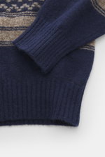 Brunello Cucinelli Rundhalspullover dunkelblau/taupe gemustert, Nahaufnahme von Ärmel und Bund, weicher Alpaka-Mix, Intarsienmuster, Regular Fit.