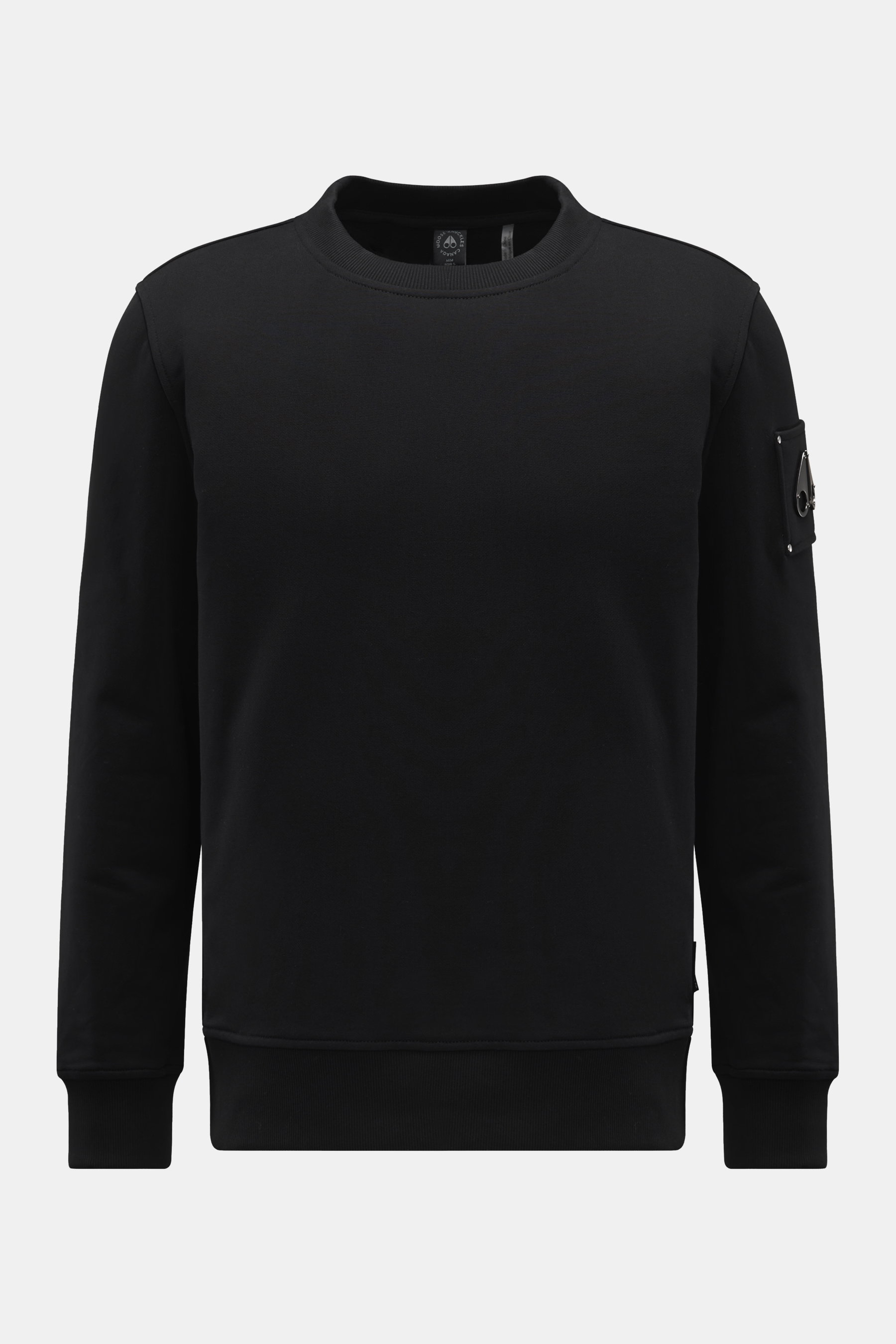 Moose Knuckles Sweatshirt 'Hartsfield Crew' schwarz, Vorderansicht, aus reiner Baumwolle mit weichem Griff, Rundhals, Metall-Logo-Patch am Oberarm.