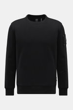 Moose Knuckles Sweatshirt 'Hartsfield Crew' schwarz, Vorderansicht, aus reiner Baumwolle mit weichem Griff, Rundhals, Metall-Logo-Patch am Oberarm.